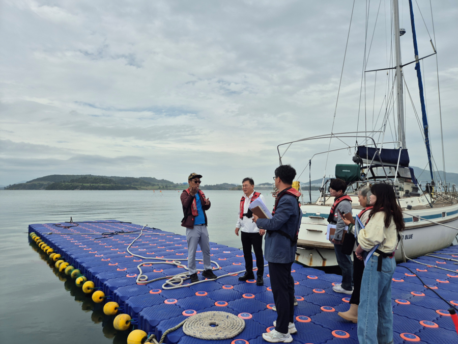 ▲ 지난 19일 정현구 시장 권한대행을 비롯한 선박 사업자와 관계 공무원 등이 돌산 진모지구와 인근 해상교통 현장을 방문해 현장 점검을 실시했다.ⓒ여수시 제공