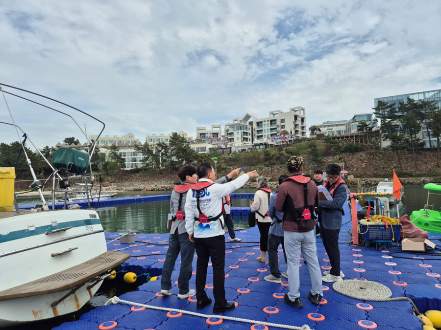 ▲ 지난 19일 정현구 시장 권한대행을 비롯한 선박 사업자와 관계 공무원 등이 돌산 진모지구와 인근 해상교통 현장을 방문해 현장 점검을 실시했다.ⓒ여수시 제공