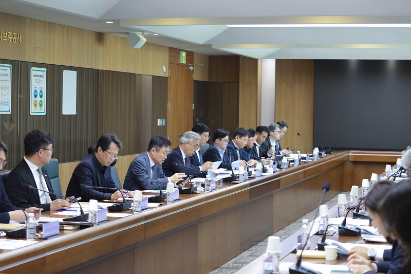 ▲ 최인호 주택도시보증공사 사장(왼쪽에서 세 번째)이 20일 HUG 본사에서 중동상황 대응을 위한 긴급 현안점검회의를 주재하고 있다.ⓒHUG