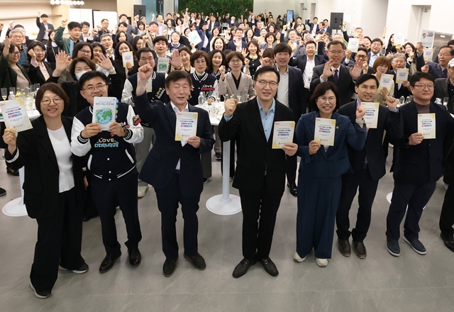 ▲ 임태희 경기도교육감 등 관계자들이 20일 수원시 조원동에 위치한 조원청사에서 열린 개관 기념행사에 참석해 기념촬영을 하고 있다. ⓒ경기도교육청 제공