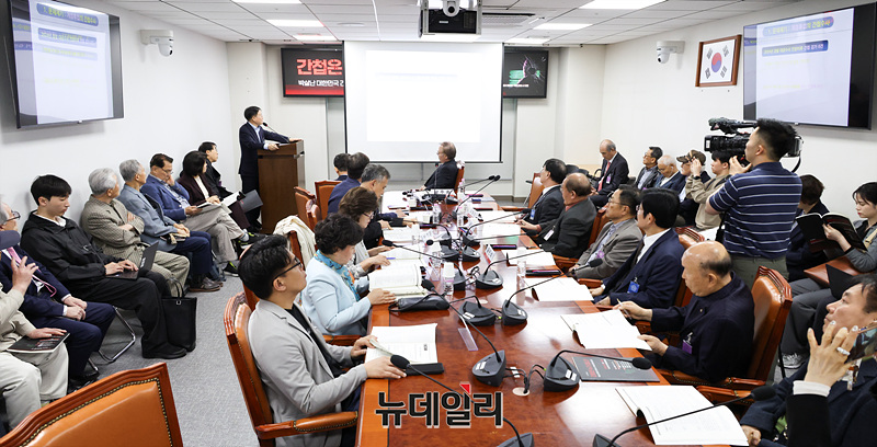 ▲ 유동열 자유민주연구원 원장이 20일 국회 의원회관에서 열린 '간접은 누가 잡나' 토론회 발제를 맡아 발표하고 있다. ⓒ서성진 기자