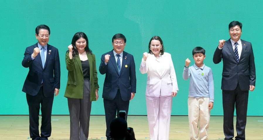 ▲ 김영록 전라남도지사(왼쪽 첫번째)가 20일 여수세계박람회장에서 열린 ‘녹색대전환 국제주간 개회식’에서 주요 내빈들과 기념촬영을 하고 있다.ⓒ전라남도 제공