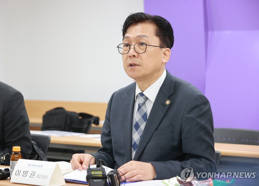 ▲ 이병권 중소벤처기업부 2차관이 20일 경기 화성시 신명이노텍에서 열린 플라스틱 봉투 업계 간담회에서 발언하고 있다. ⓒ연합뉴스