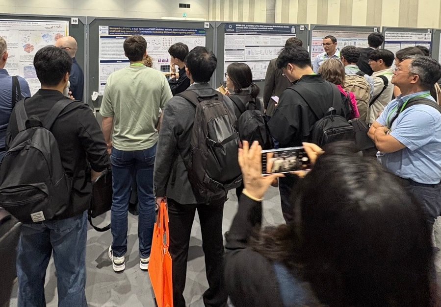 ▲ AACR 행사에서 제약바이오 관계자들이 온코닉테라퓨틱스 '네수파립'의 임상 데이터를 살펴보고 있다. ⓒ온코닉테라퓨틱스