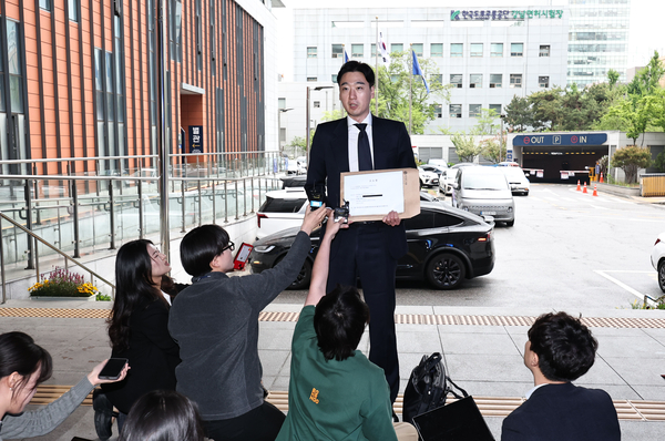 ▲ 창원NC파크 사망사고' 유족을 대리하는 이규성 변호사가 20일 서울 강남경찰서에서 '창원NC파크 사망사고' 관련 NC다이노스 법인·대표이사 등을 중대재해처벌법 위반 혐의로 고소하기에 앞서 발언하고 있다. ⓒ연합뉴스