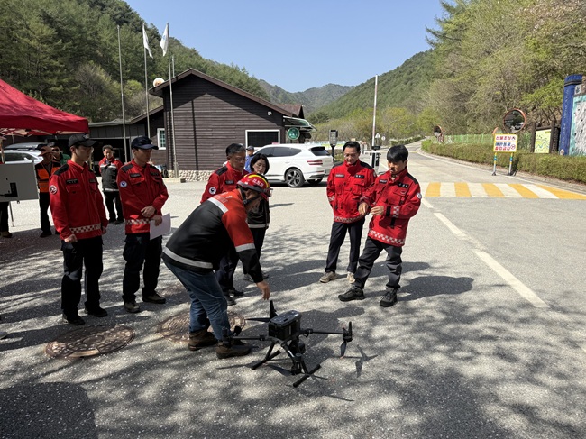 ▲ 송준호 북부지방산림청장이 지난 19일 강원 양구군 일원에서 다목적 산불진화차 등 산불진화장비 전시를 통한 산불 예방 홍보에 직접 참여하고, '산림드론감시단'의 무단입산 및 불법 소각행위 단속 활동을 지도·점검했다. ⓒ북부지방산림청