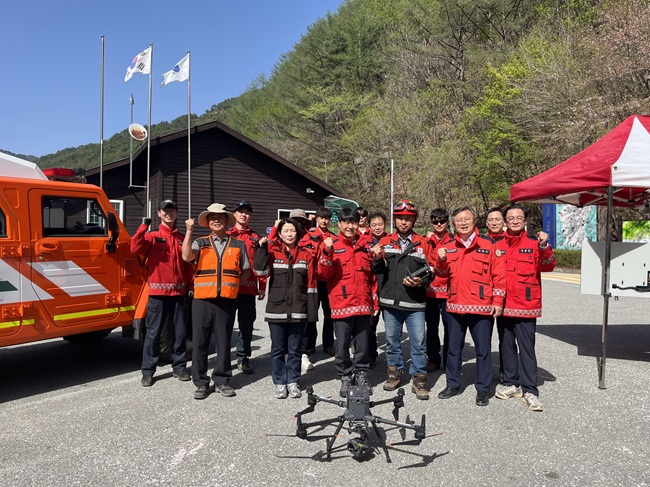 ▲ 송준호 북부지방산림청장이 지난 19일 강원 양구군 일원에서 다목적 산불진화차 등 산불진화장비 전시를 통한 산불 예방 홍보에 직접 참여하고, '산림드론감시단'의 무단입산 및 불법 소각행위 단속 활동을 지도·점검했다. ⓒ북부지방산림청