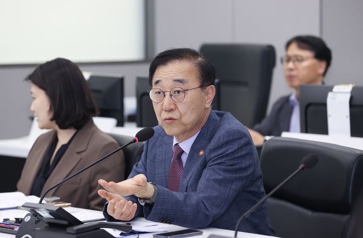 ▲ 김윤덕 국토교통부 장관은 20일 오후 인천국제공항에서 국내 12개 항공사 최고경영자(CEO)와 간담회를 열고 중동 전쟁 장기화에 따른 항공업계의 고유가·고환율 위기 극복 방안과 소비자 보호 대책을 논의했다고 밝혔다. ⓒ뉴시스