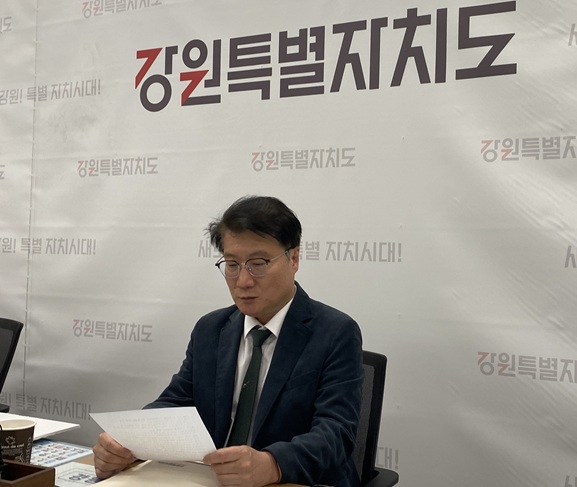 ▲ 여중협 행정부지사가 20일 기자실에서 가진 정례브리핑에서 설명을 하고 있다. ⓒ뉴데일리