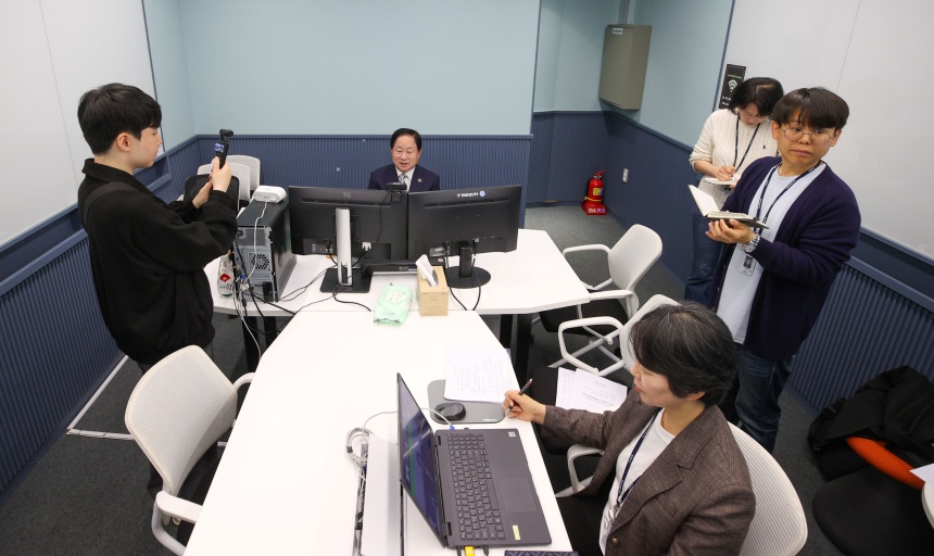 ▲ 주광덕 남양주시장이 20일 유니세프 한국위원회의 아동친화도시 인증을 위한 대면심의를 진행하고 있다 ⓒ남양주시 제공