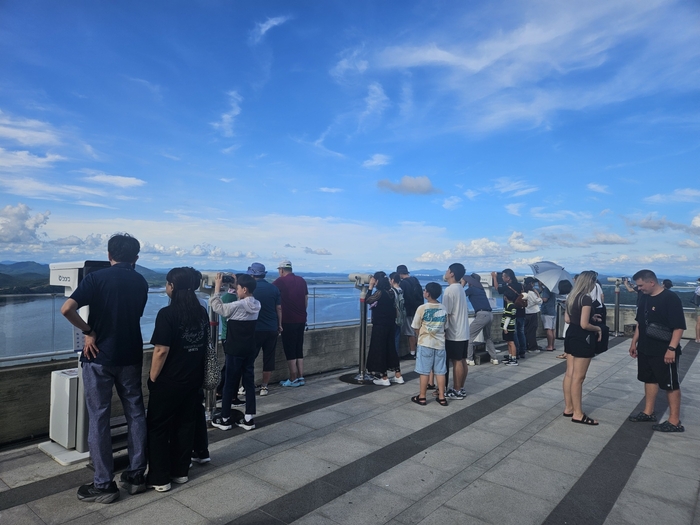 ▲ 김포시 애기봉생태공원 전망대에서 외국인 관광객들이 북한 땅을 바라고 있다. ⓒ김포시 제공