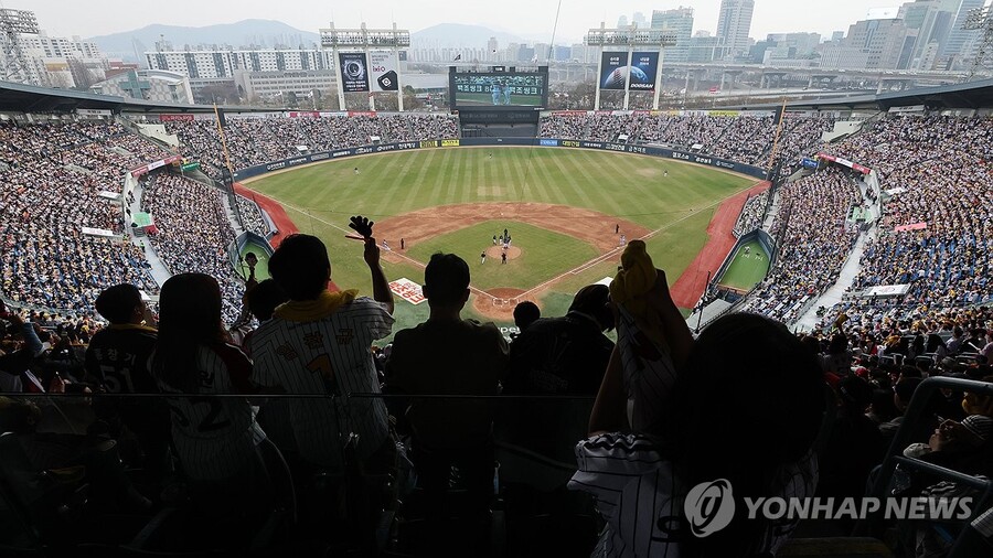 ▲ 2026시즌 프로야구 흥행이 폭발하는 가운데 LG와 한화의 빅매치가 21일부터 펼쳐진다.ⓒ연합뉴스 제공