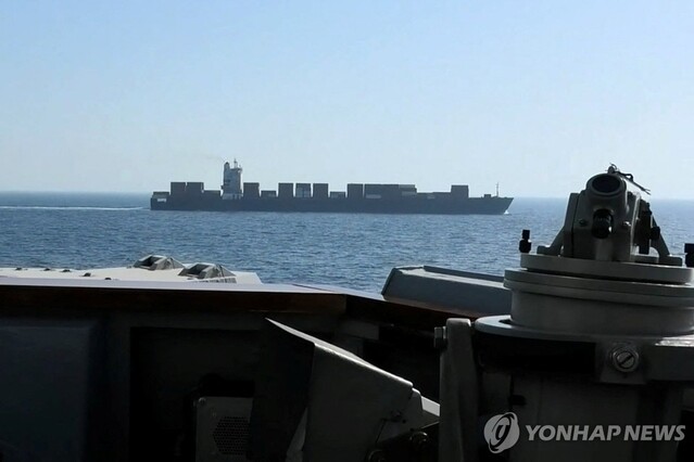 ▲ 미군 함정에서 바라본 나포된 이란 상선 투스카호. 출처=로이터ⓒ연합뉴스