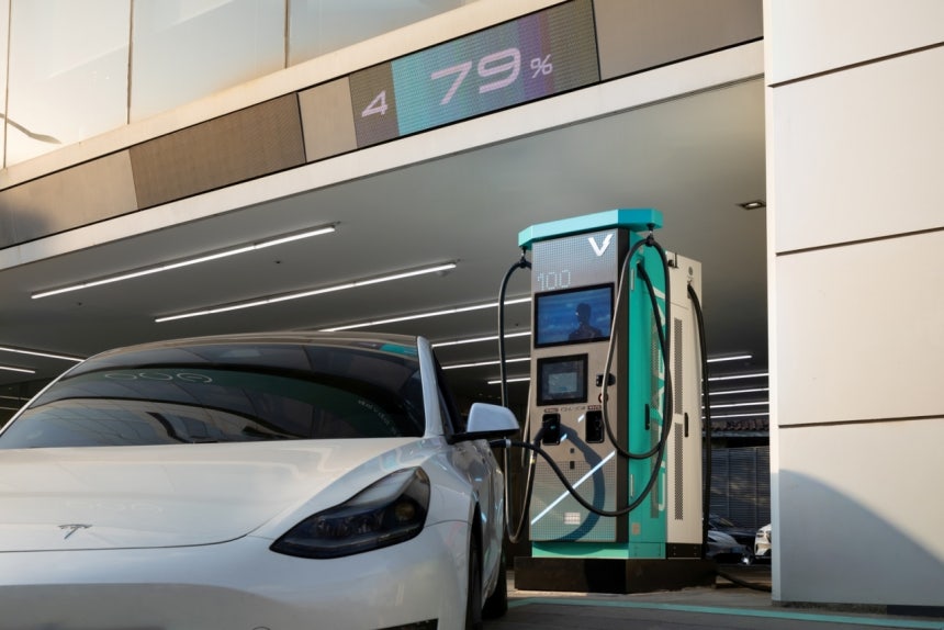 ▲ 테슬라 차량이 채비(CHAEVI) 3세대 급속 충전기 ‘슈퍼소닉’에서 NACS 케이블로 충전을 하고 있다. ⓒ채비