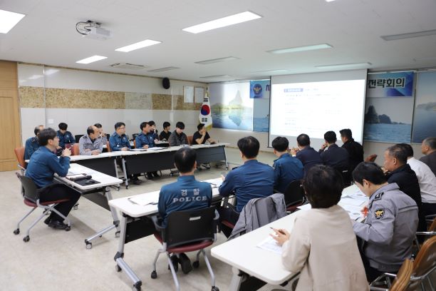 ▲ 울릉경찰서(서장 윤영준)는 20일 오전 경찰서 대회의실에서 전 직원이 참석한 가운데 ‘치안종합성과평가 중간보고회’와 ‘4월 범죄예방대응 전략회의’를 연이어 개최했다고 밝혔다.ⓒ울릉경찰서