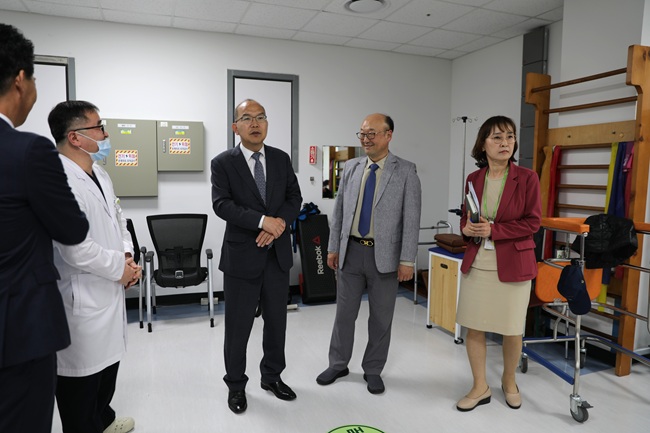 ▲ 윤종진 보훈공단 이사장이 지난 20일 인천보훈병원을 방문해 주요 사업 추진 현황을 점검하고, 보훈가족을 위한 의료 서비스 강화 방안을 논의했다. ⓒ한국보훈복지의료공단