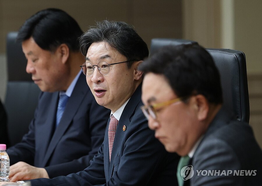 ** 국민성장펀드, '로또급' 경쟁률 논란! 서민의 꿈인가, 그들만의 잔치인가?
**