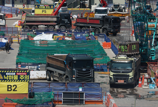 ▲ ⓒ뉴시스. 지난 4월7일 오후 서울 시내의 한 공사현장이 보이고 있다. 중동 전쟁 장기화 여파로 나프타 기반 원자재 수급에 차질이 발생하면서 주요 자재 공급이 흔들려 국내 건설현장의 공정 전반이 멈출 수 있다는 우려가 커지고 있다.