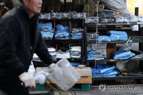 ▲ 중동 지역의 갈등으로 인해 나프타를 비롯한 포장재 원자재 가격이 급등하자 유통업계가 즉각적인 대응에 나서고 있다 ⓒ연합