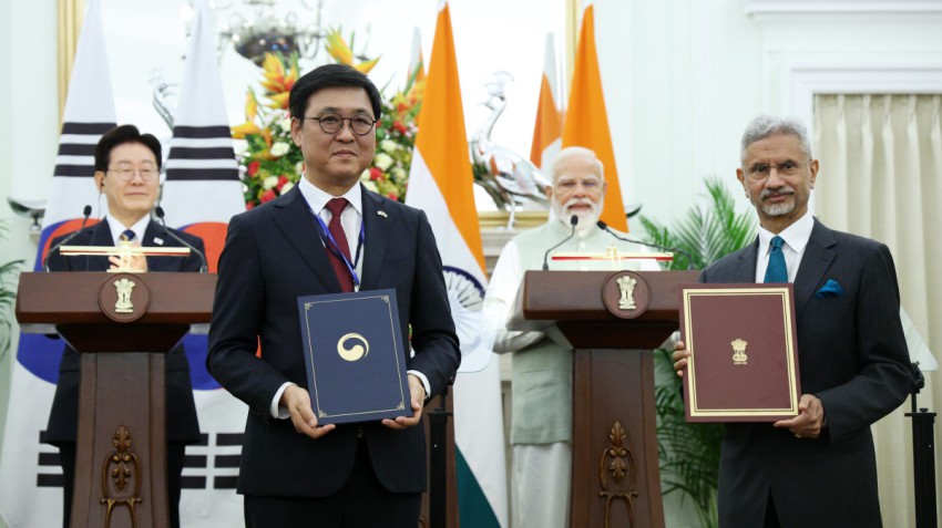 ▲ 최휘영 문화체육관광부 장관과 수브라마냠 자이샨카르 인도 외교부 장관이 20일(현지시간) 인도 뉴델리 영빈관에서 이재명 대통령과 나렌드라 모디 총리가 임석한 가운데 문화창조산업 협력 양해각서(MOU) 문건 교환 후 기념촬영을 하고 있다.ⓒ연합뉴스