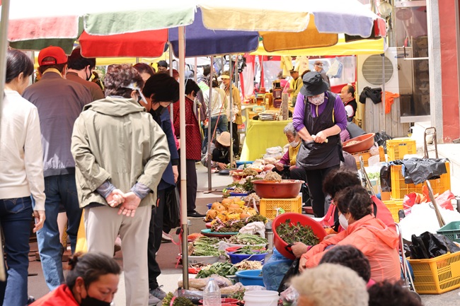 ▲ 양양 전통시장이 본격적인 봄나물 출하에 따라 시민과 관광객들로 붐비고 있다. ⓒ양양군