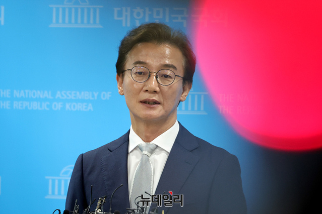 ▲ 전재수 더불어민주당 부산시장 후보가 지난 13일 국회 소통관에서 열린 후보 확정 관련 기자회견을 마치고 기자들의 질문에 답하는 모습. ⓒ이종현 기자