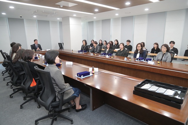 ▲ 춘천시가 제104회 어린이날을 맞아 21일 시청 중회의실에서 아동복지 유공자에 대한 표창 수여식을 개최했다. ⓒ춘천시