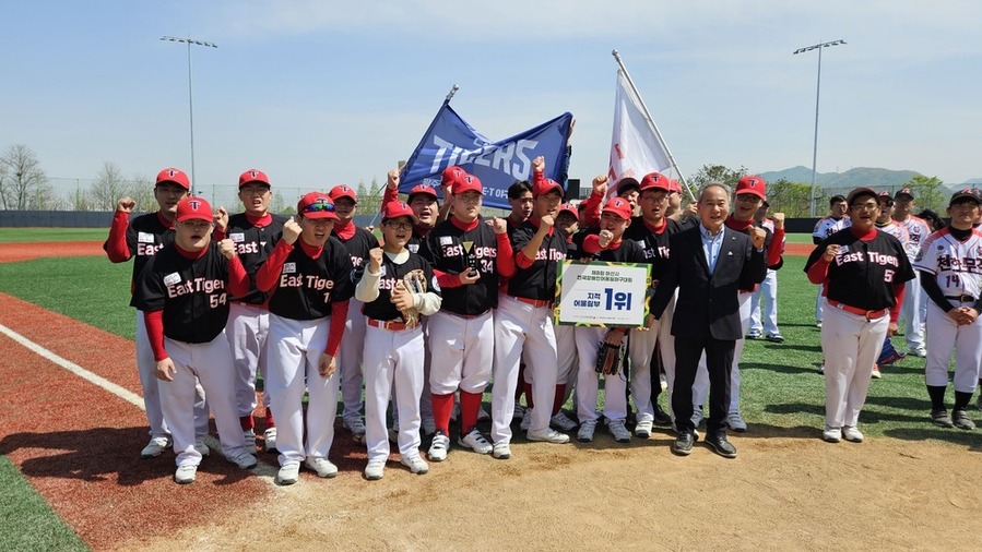 ▲ 광주동구 E.T야구단이 전국 장애인 야구대회에서 우승을 차지한후 기념촬영을 하고있다.ⓒ광주광역시 동구청 제공