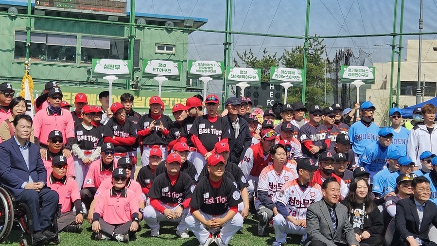 ▲ 광주동구 E.T야구단이 전국 장애인 야구대회에서 우승을 차지한후 기념촬영을 하고있다.ⓒ광주광역시 동구청 제공