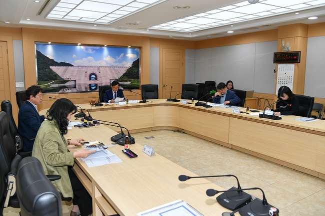 ▲ 화천군 어르신 병원 동행 서비스 위탁기관 선정 심의위원회가 21일 화천군청에서 안중기 부군수를 비롯한 심의위원들이 참석한 가운데 열렸다. ⓒ화천군