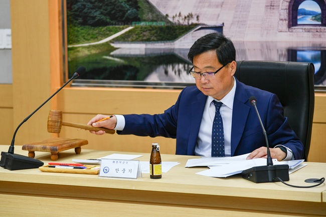 ▲ 화천군 어르신 병원 동행 서비스 위탁기관 선정 심의위원회가 21일 화천군청에서 안중기 부군수를 비롯한 심의위원들이 참석한 가운데 열렸다. ⓒ화천군