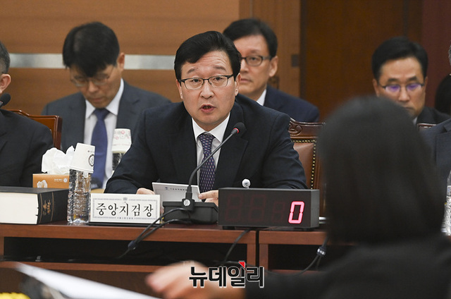 ▲ 송경호 당시 서울중앙지검장이 2023년 10월 17일 오후 서울고등검찰청에서 열린 국회 법제사법위원회의 서울지방검찰청 등 11개 검찰청 국정감사에서 의원들의 질문에 답하고 있다. ⓒ