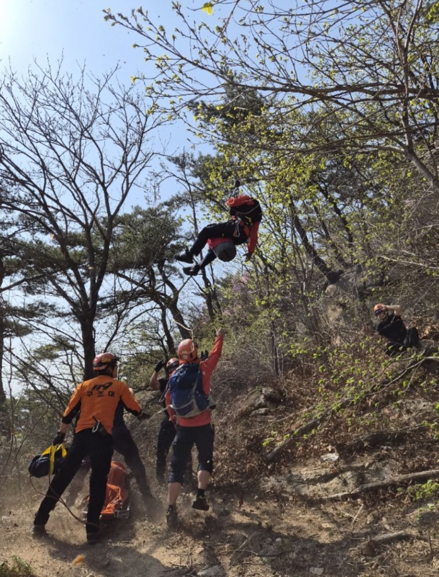 ▲ 고양소방서 구조대원들이 지난 15일 북한산 백운대 인근에서 어깨 탈골 등산객 1명을 헬기로 이송하고 있다 ⓒ고양소방서 제공