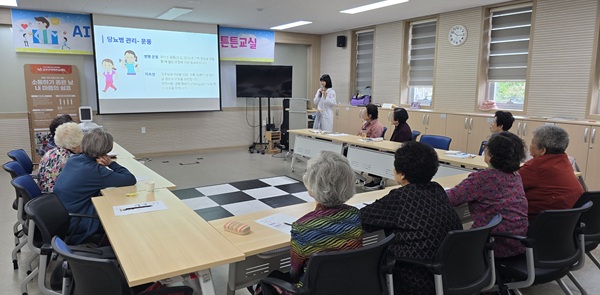 ▲ 중부대 간호학과 학생들이 금산 어르신을 대상으로 보건교육을 하고 있다.
ⓒ금산군