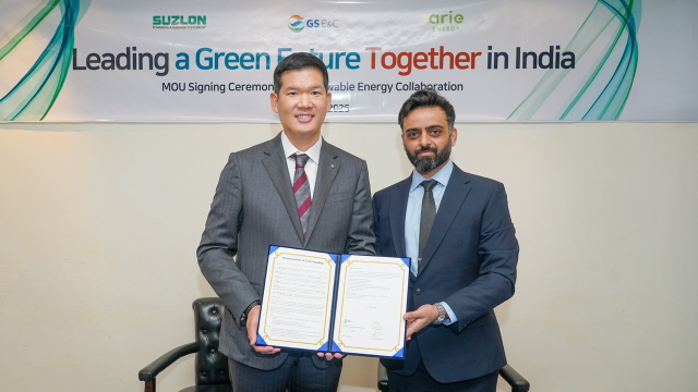 ▲ 허윤홍 GS건설 대표(왼쪽)와 비슈와지트 파르마르(Vishwajitsinh Parmar) 아리 에너지(Arie Energy) 대표가 업무협약 체결 후 기념촬영을 하고 있다. ⓒGS건설