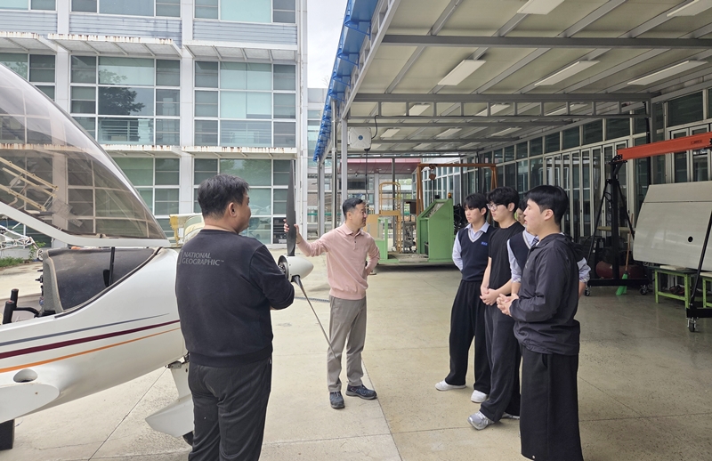 ▲ 충청대학교가 20일 교내에서 청주공업고등학교 항공모빌리티과 3학년 학생 40명을 대상으로 항공정비 체험학습 프로그램을 진행하고 있다. ⓒ충청대