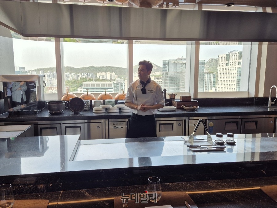 ▲ 오창범 셰프가 테판 요리에 대해 설명하고 있다.ⓒ조현우 기자