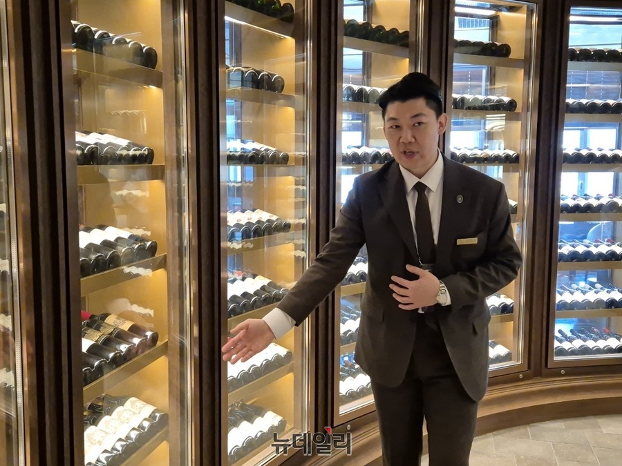 ▲ 1000여종의 와인을 보유한 와인 라이브러리 모습ⓒ조현우 기자