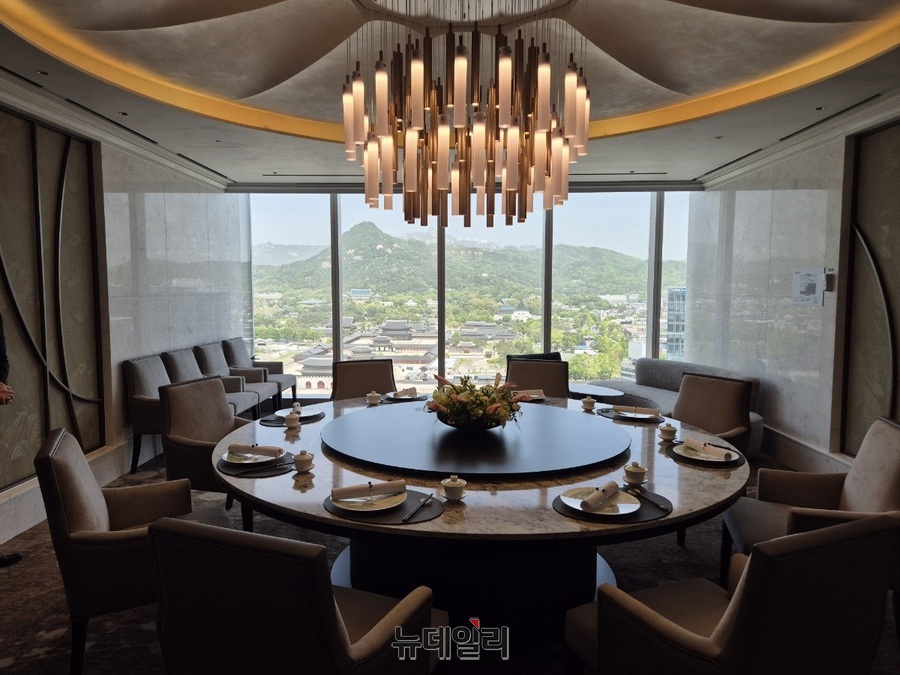 ▲ 도원·S 안쪽에 위치한 공간. 원형 테이블과 청와대가 한 눈에 들여다보이는 전경이 특징이다.ⓒ