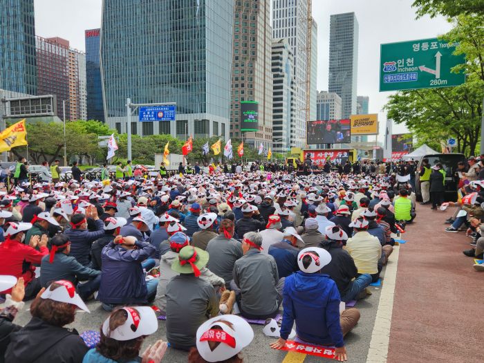 ▲ 전국 농민과 농축협 조합장 2만여 명이 21일 서울 여의도에서 ‘농협 자율성 수호 농민 결의대회를 열고 있다.ⓒ충남세종농협