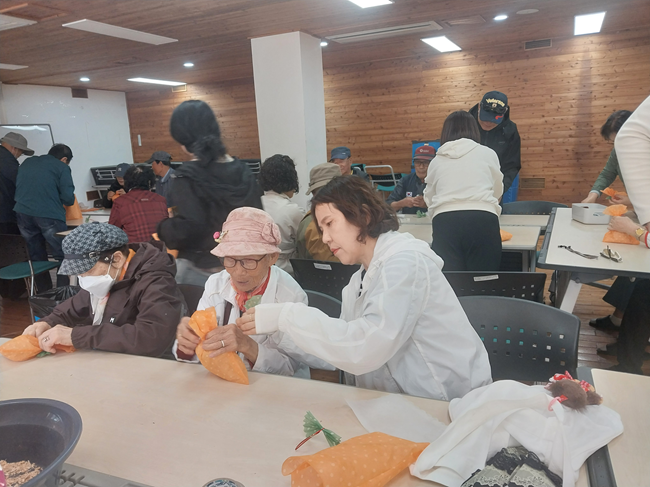 ▲ 강원서부보훈지청(지청장 정백규)이 21일 천태종 산하단체인 사단법인 '나누며하나되기'의 후원으로 원주시에 거주하는 보훈가족 40여 명을 모시고 횡성국립숲체원에서 봄나들이 행사를 실시했다. ⓒ강원서부보훈지청