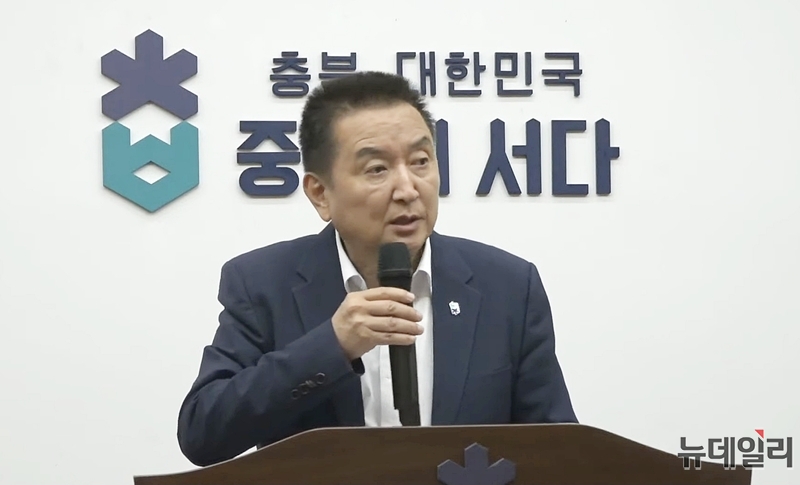 ▲ 김영환 충북지사가 21일 도청 브리핑룸에서 의료비후불제 관련 브리핑을 하고 있다. ⓒ표윤지 기자