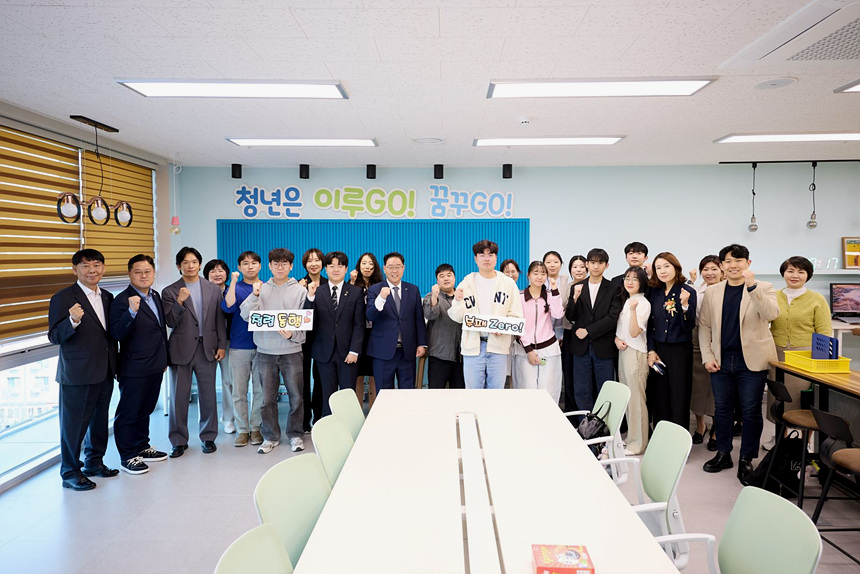 ▲ 양주 청년네트워크 위원들이 청년정책 추진과 공정한 운영을 위한 실천 의지를 다지고 있다 ⓒ양주시 제공