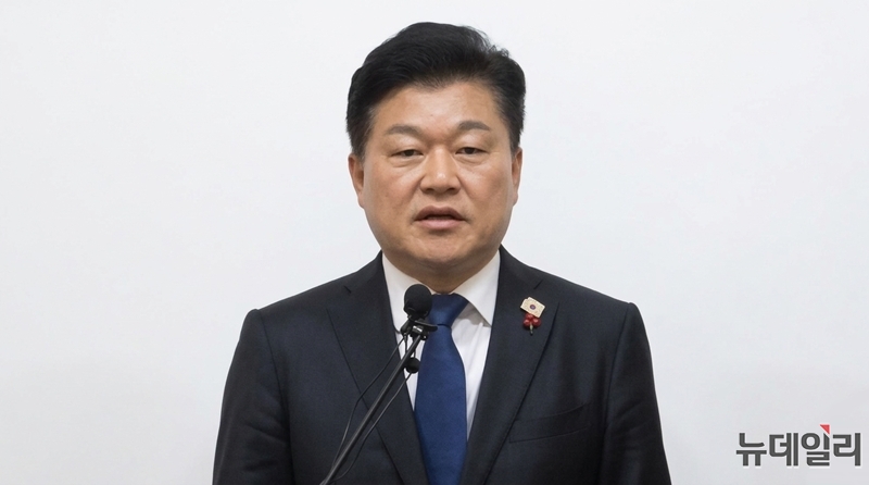 ▲ 신용한 더불어민주당 충북지사 예비후보가 지난달 24일 충북도청 브리핑룸에서 기자회견을 열고 전날 자신을 고소한 명태균씨에 대해 맞고소 대응 선언을 하고 있다. ⓒ표윤지 기자