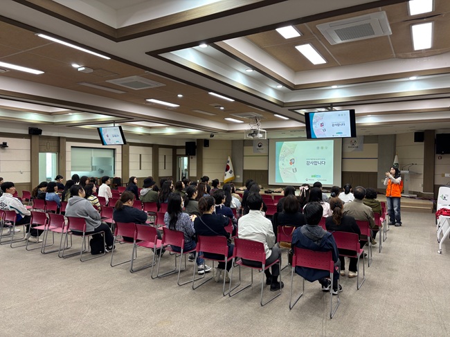 ▲ 속초시가 21일 시청 대회의실에서 행정안전부와 한국보육진흥원이 주관하는 '2026년 상반기 어린이 이용시설 종사자 안전교육'을 실시했다. ⓒ속초시