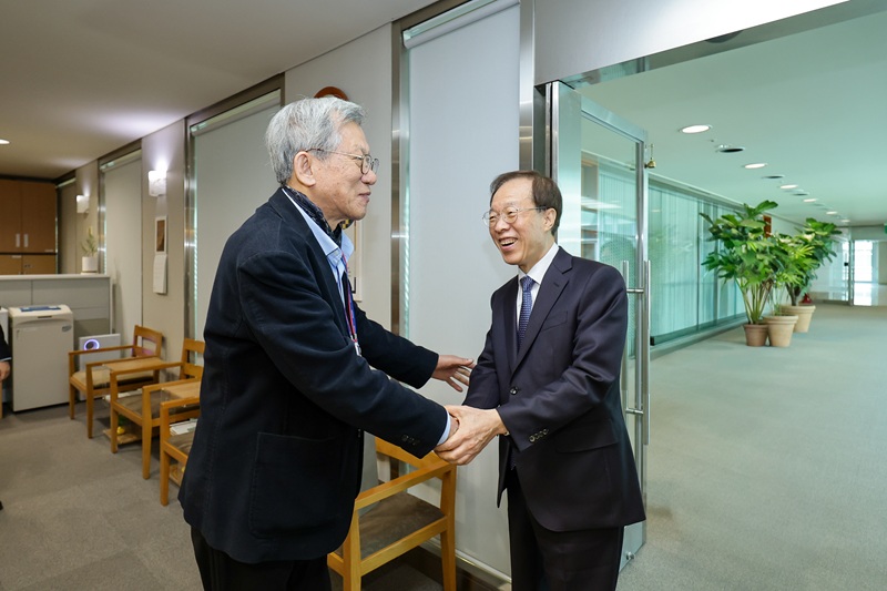▲ 대통령 직속 국민통합위원회 이석연 위원장이 21일 국립중앙박물관을 방문해 유홍준 관장을 접견하고 문화유산의 사회적 가치와 국민통합 방안에 대해 의견을 나눴다. ⓒ국민통합위원회