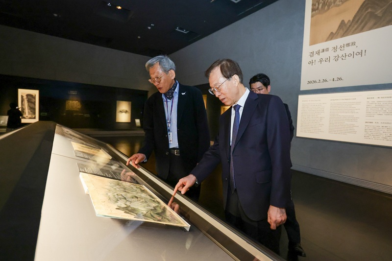 ▲ 대통령 직속 국민통합위원회 이석연 위원장이 21일 국립중앙박물관을 방문해 유홍준 관장을 접견하고 문화유산의 사회적 가치와 국민통합 방안에 대해 의견을 나눴다. ⓒ국민통합위원회