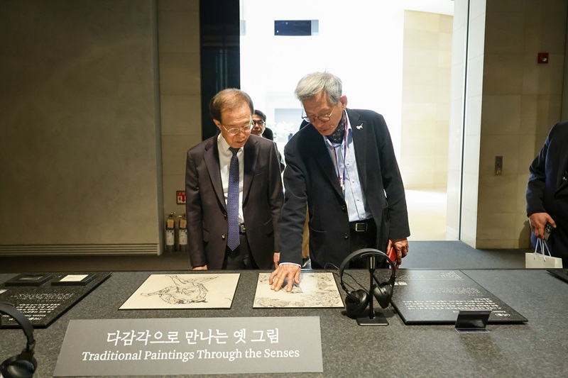 ▲ 대통령 직속 국민통합위원회 이석연 위원장이 21일 국립중앙박물관을 방문해 유홍준 관장을 접견하고 문화유산의 사회적 가치와 국민통합 방안에 대해 의견을 나눴다. ⓒ국민통합위원회
