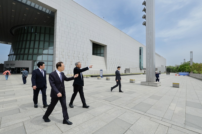 ▲ 대통령 직속 국민통합위원회 이석연 위원장이 21일 국립중앙박물관을 방문해 유홍준 관장을 접견하고 문화유산의 사회적 가치와 국민통합 방안에 대해 의견을 나눴다. ⓒ국민통합위원회
