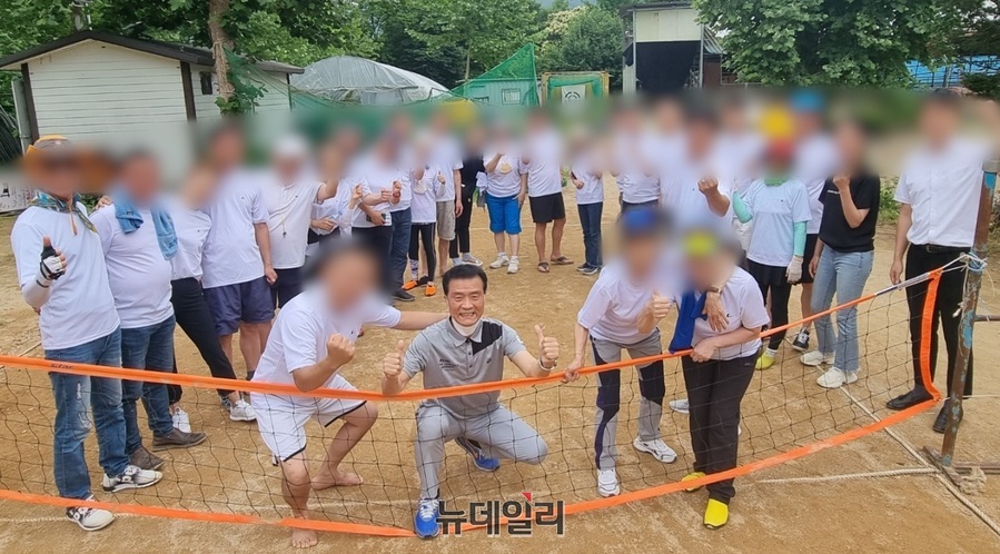 ▲ 이승로 성북구청장이 당원 모집 조직 야유회에 참석해 기념사진을 찍고 있다. ⓒ제보